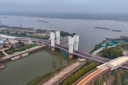 满足5000吨级船舶通航需求！华中地区首座开启桥建成试通车