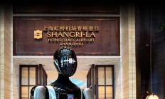 全球首个人形机器人服务员酒店在上海开业