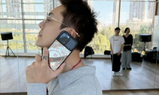 陈伟霆回应iPhone 16 Pro套iPhone 17 Pro壳:新手机在传数据 还要一天多