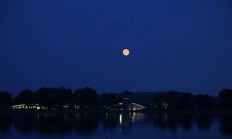 今年最大“超级月亮”即将上演：欣赏攻略在此