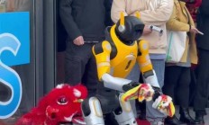 全国首家人形机器人 7S 店在武汉开业