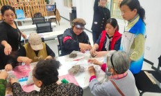 市中区龙山路街道：巧手制艾锤 温情满社区
